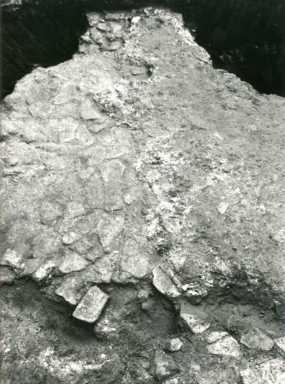 film 12273 - Vista della preparazione pavimentale dell'edificio adrianeo, agli angoli le fosse di asportazione dei piloni di travertino 008.jpg
