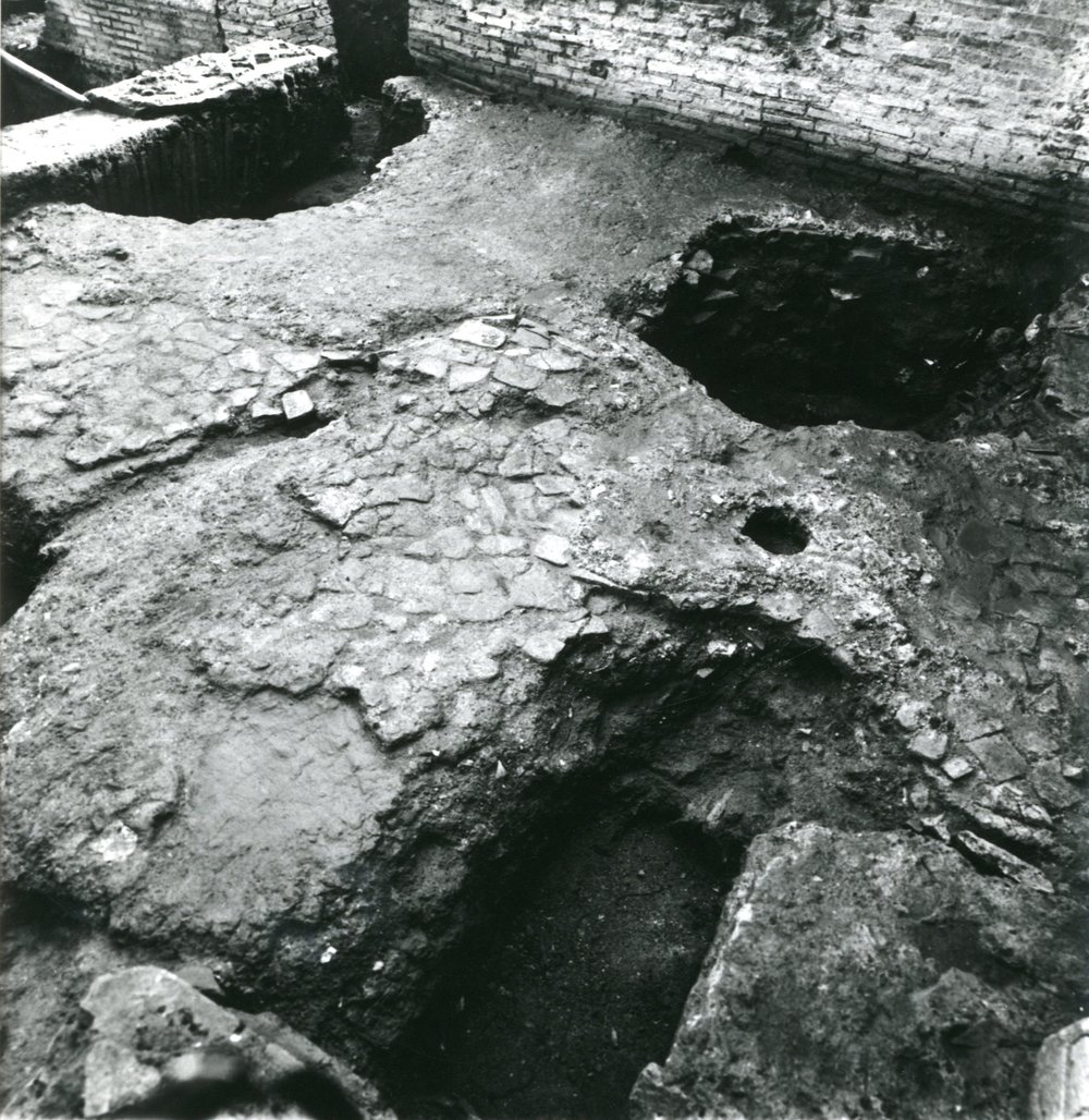film 12273 - Vista della preparazione pavimentale dell'edificio adrianeo, agli angoli le fosse di asportazione dei piloni di travertino 009.jpg