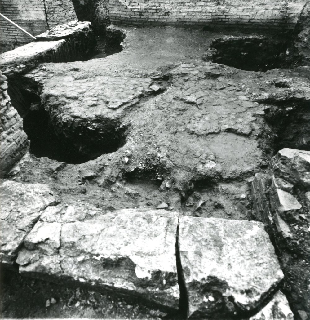 film 12273 - Vista della preparazione pavimentale dell'edificio adrianeo, agli angoli le fosse di asportazione dei piloni di travertino 007.jpg