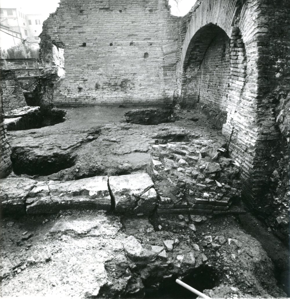 film 12273 - Vista della preparazione pavimentale dell'edificio adrianeo, agli angoli le fosse di asportazione dei piloni di travertino 001.jpg