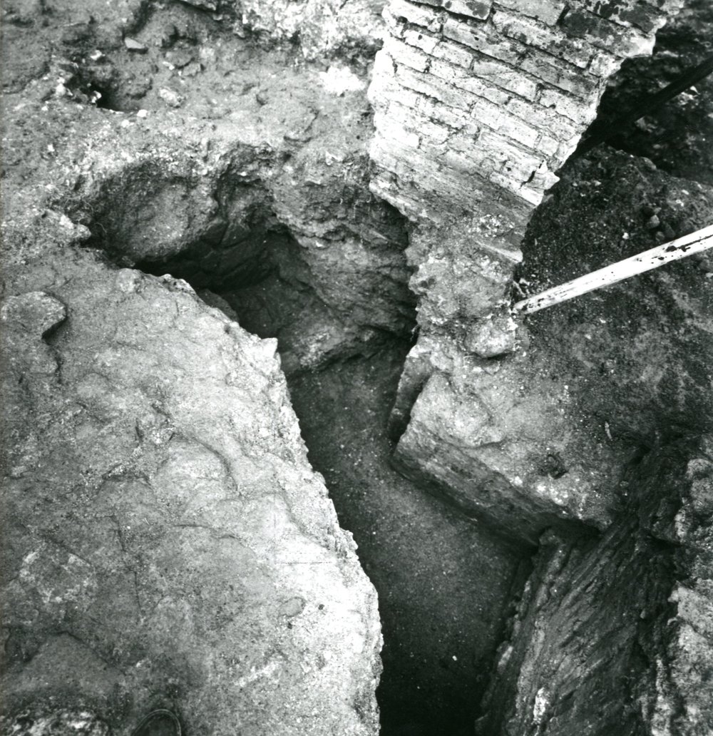 film 12273 - Vista della preparazione pavimentale dell'edificio adrianeo, agli angoli le fosse di asportazione dei piloni di travertino 004.jpg