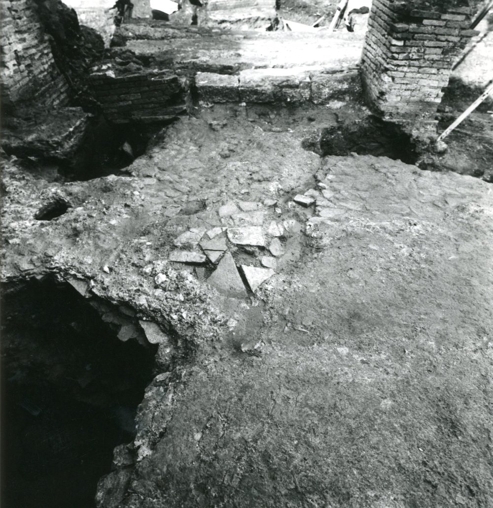film 12273 - Vista della preparazione pavimentale dell'edificio adrianeo, agli angoli le fosse di asportazione dei piloni di travertino 006.jpg