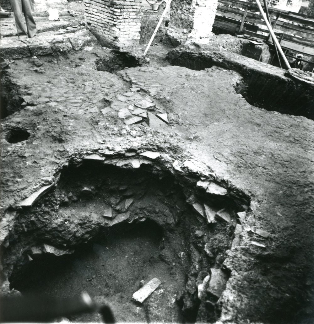 film 12273 - Vista della preparazione pavimentale dell'edificio adrianeo, agli angoli le fosse di asportazione dei piloni di travertino 003.jpg