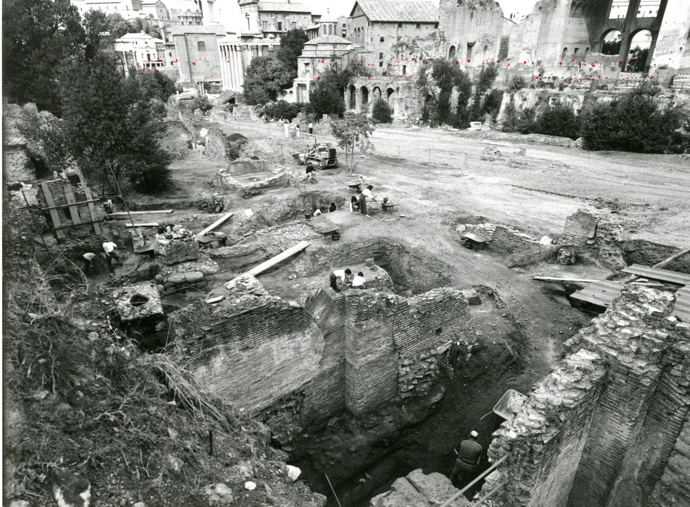 film 1544 - Porticus Margaritaria - Palatino - Via Sacra - scavo Carandini - autunno 1985.jpg
