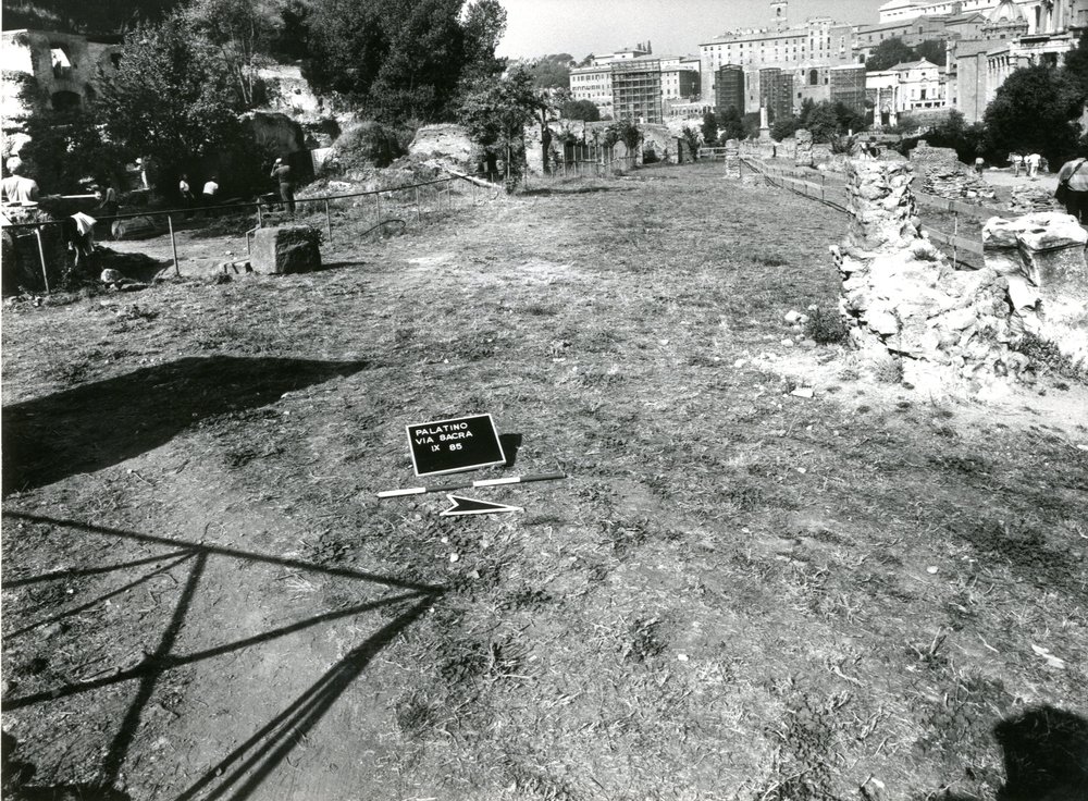 film 1541 - Porticus Margaritaria - Palatino - Via Sacra - scavo Carandini - inizio lavori d - sett.ott. 1985.jpg