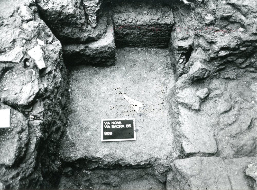 film 1618 - Porticus Margaritaria - Palatino - Via Sacra - Scavo Carandini - autunno 1985.jpg