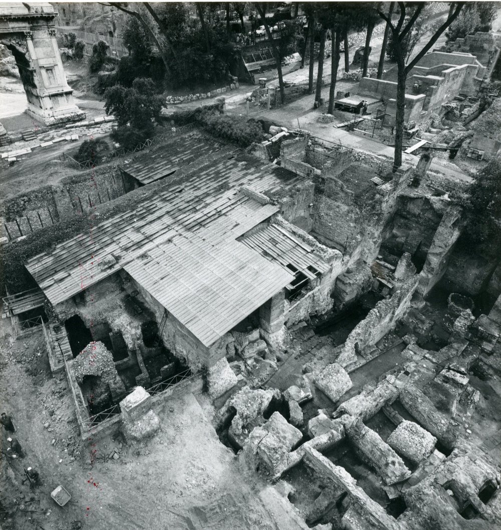 film 1564 - Porticus Margaritaria - Palatino - Via Sacra - Scavo Carandini - foto dal cestello - autunno 1985.jpg