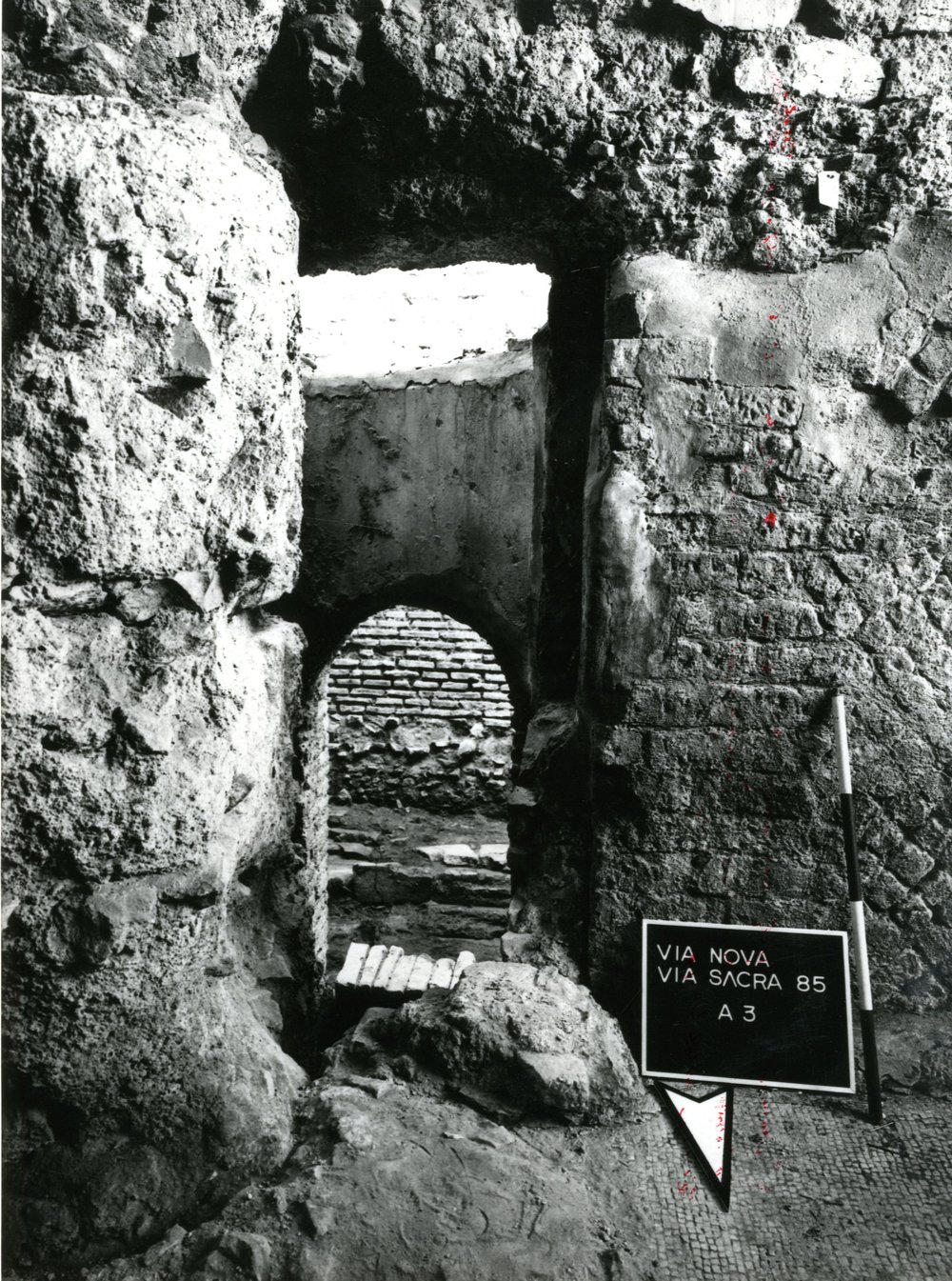 film 1545 - ''Domus Scauri'' - Porticus Margaritaria - Palatino - Via Sacra - scavo Carandini - autunno 1985.jpg