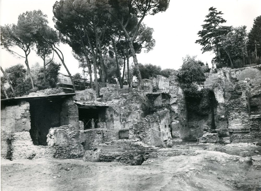 film 1561 - Porticus Margaritaria - Palatino - Via Sacra - scavo Carandini - foto dal cestello - autunno 1985.jpg