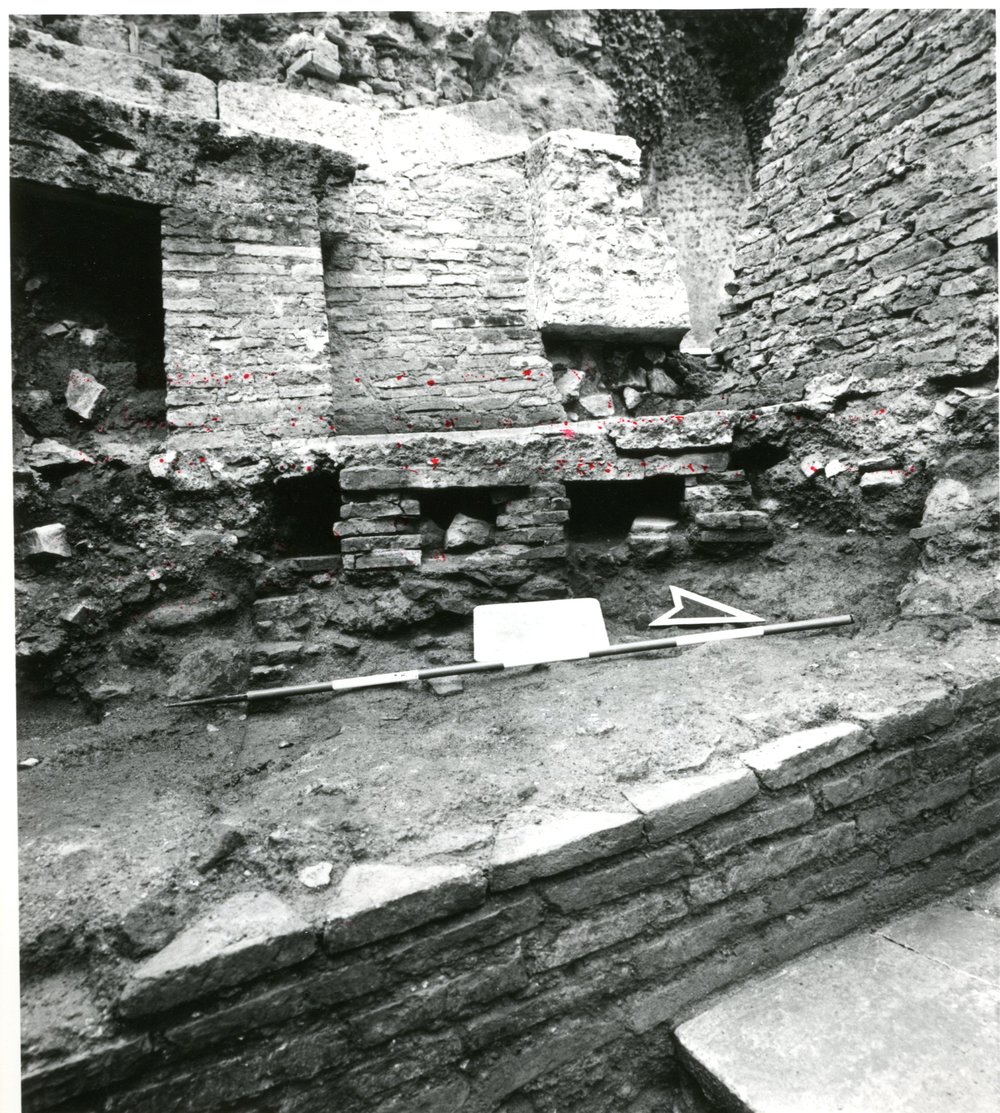 film 1562 - ''Domus Scauri'' - Porticus Margaritaria - Palatino - Via Sacra - scavo Carandini - autunno 1985.jpg