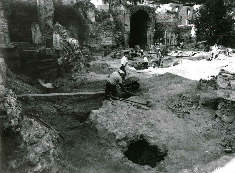 film 1543 - Porticus Margaritaria - Palatino - Via Sacra - scavo Carandini - Pulizia scavi Boni- autunno 1985.jpg