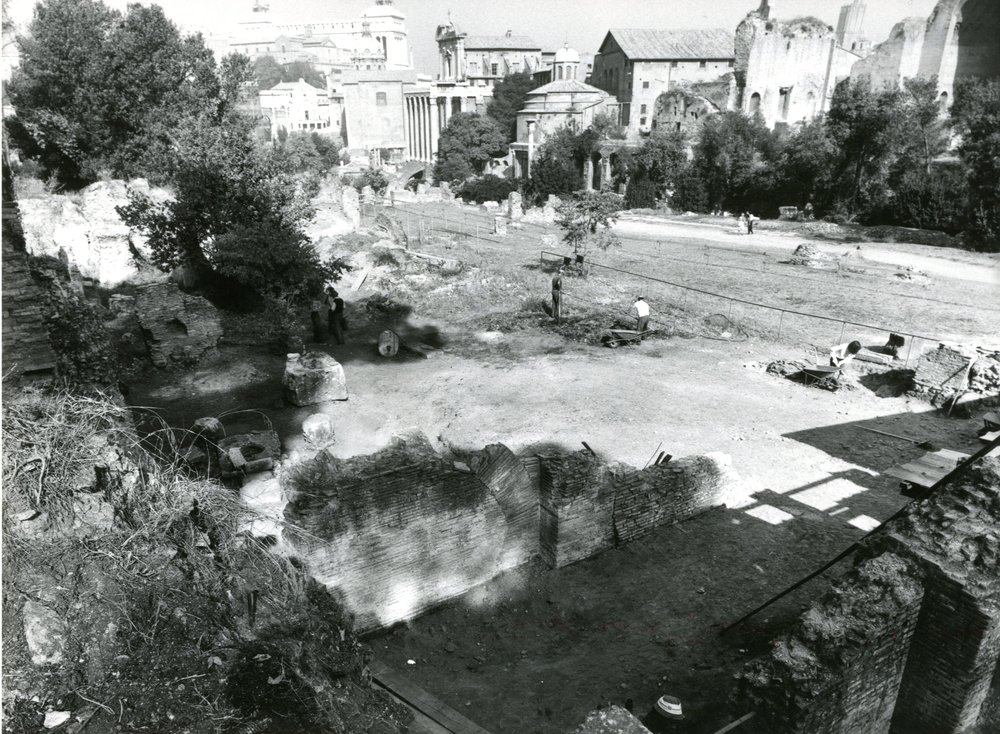 film 1541 - Porticus Margaritaria - Palatino - Via Sacra - scavo Carandini - inizio lavori e - sett.ott. 1985.jpg