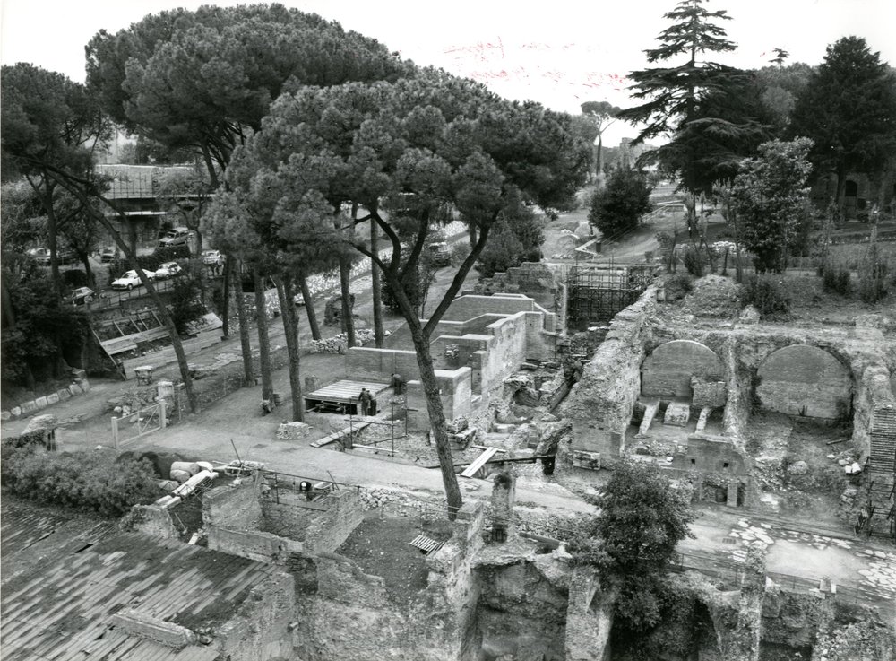 film 1566 - Porticus Margaritaria - Palatino - Via Sacra - scavo Carandini - foto dal cestello - autunno 1985.jpg