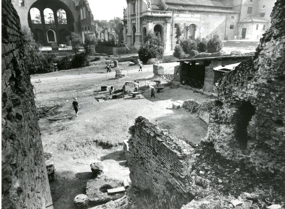 film 1541 - Porticus Margaritaria - Palatino - Via Sacra - scavo Carandini - inizio lavori c - sett.ott. 1985.jpg