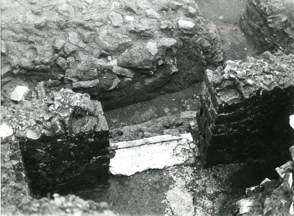 film 1652 - Porticus Margaritaria - Palatino - Via Sacra - scavo Carandini - autunno 1985.jpg
