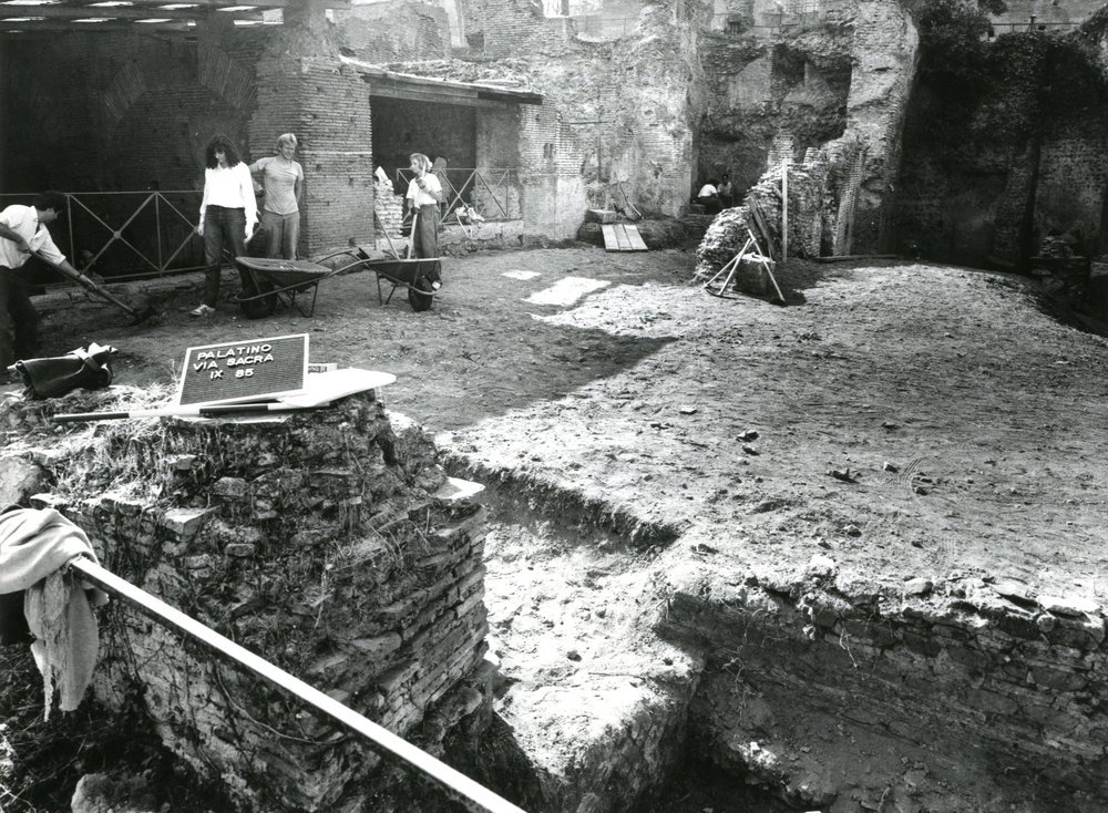 film 1541 - Porticus Margaritaria - Palatino - Via Sacra - scavo Carandini - inizio lavori f - sett.ott. 1985.jpg