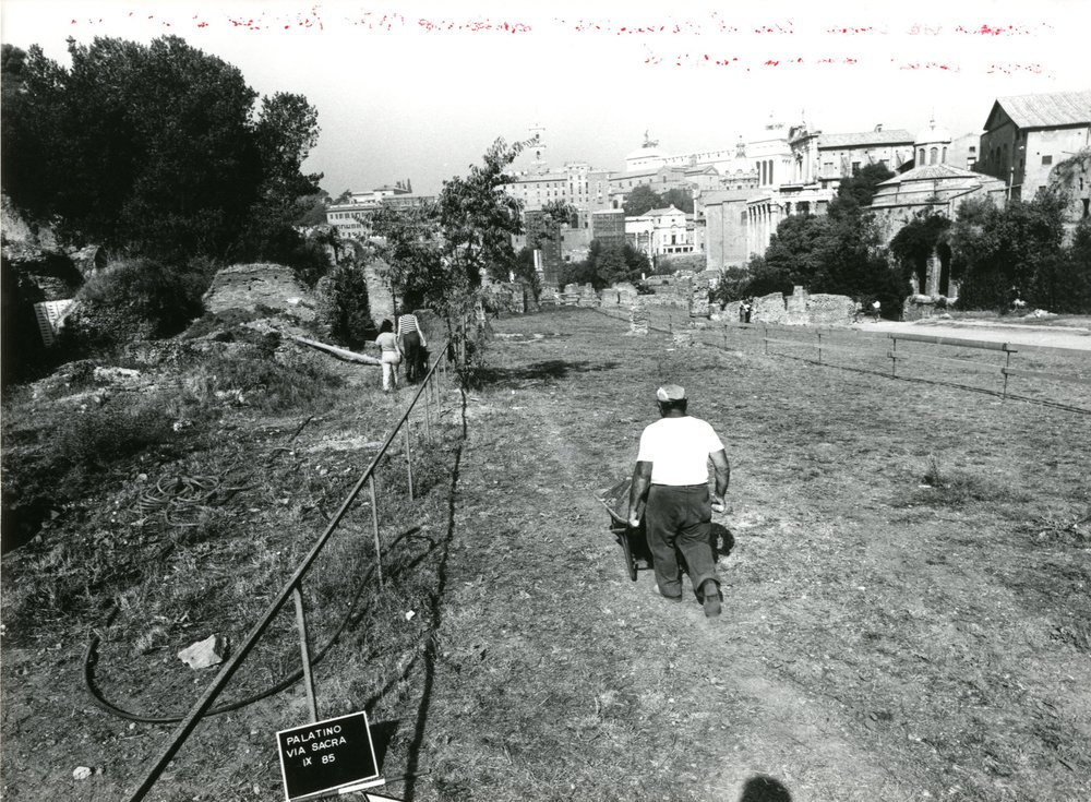 film 1541 - Porticus Margaritaria - Palatino - Via Sacra - scavo Carandini - inizio lavori - sett.ott. 1985.jpg