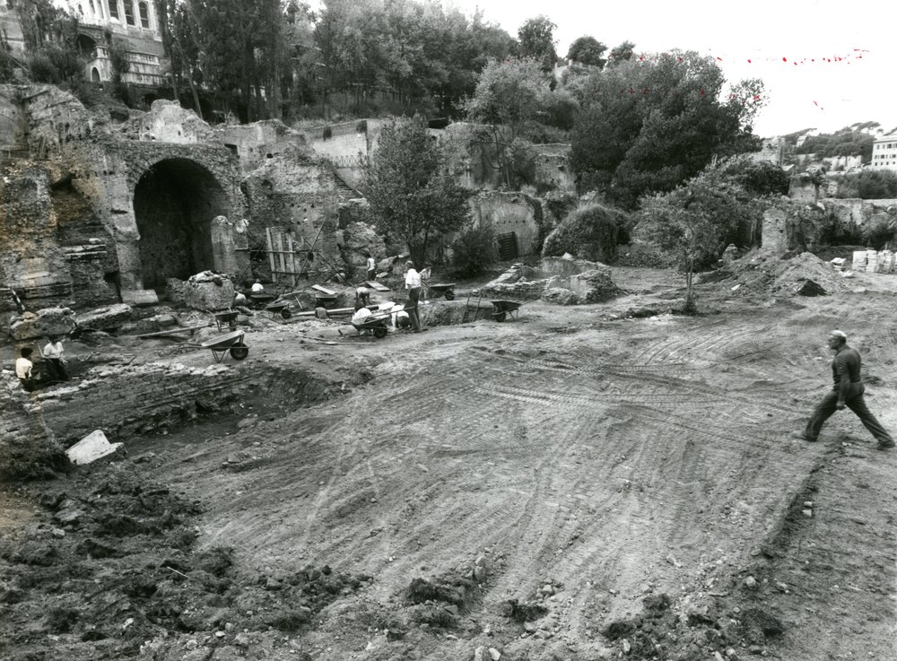 film 1544 - Porticus Margaritaria - Palatino - Via Sacra - scavo Carandini - Pulizia scavi Boni - autunno 1985.jpg