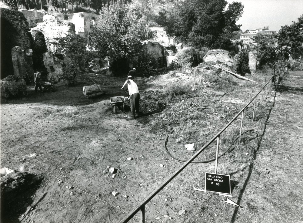 film 1541 - Porticus Margaritaria - Palatino - Via Sacra - scavo Carandini - inizio lavori b - sett.ott. 1985.jpg