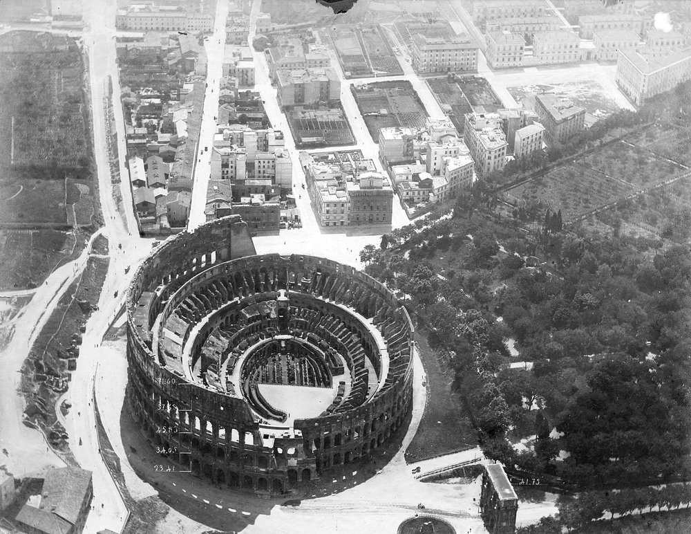 Colosseo veduta dall'aereo.tif