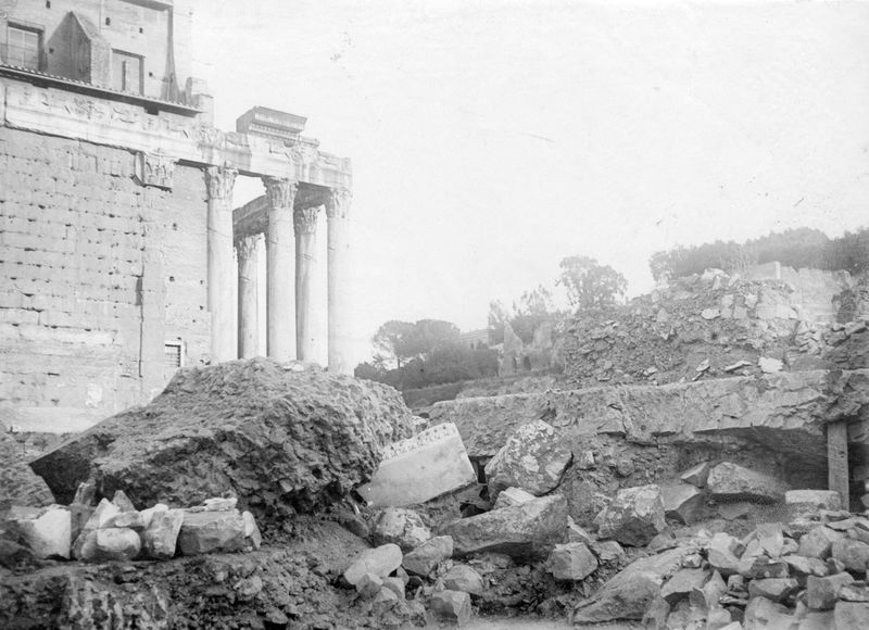 011168 - monumento - Basilica Emilia, crollo dell'estremitÃ  sud-est, verso il tempio di Antonino e Faustina. Neg. serie 9x12 nÂ° 76