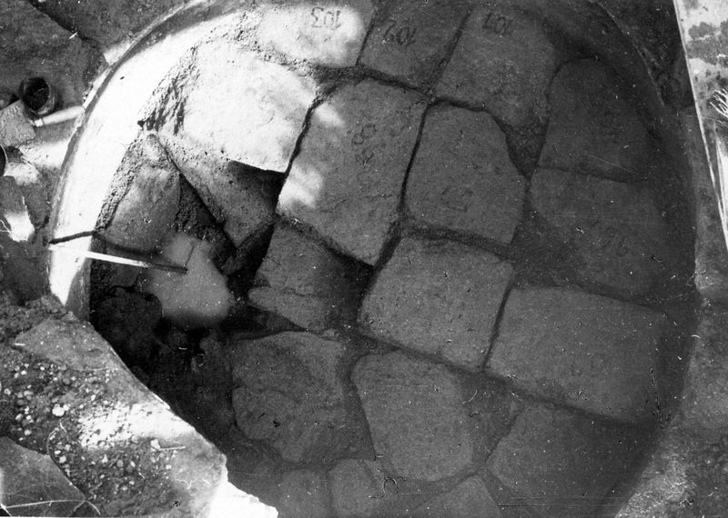 011542 - scavo archeologico - Basilica Emilia, cisterna repubblicana durante lo svuotamento, 1946. Neg. Leica nÂ° 2