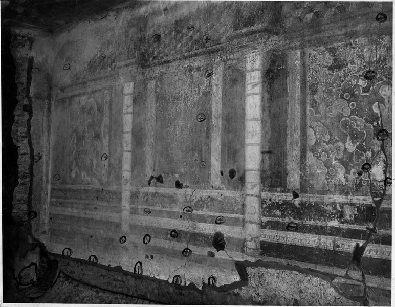 001796 - monumento - Casa dei Grifi, piano inferiore, vano B, parete ovest particolare della pittura parietale in secondo stile pompeiano ( fase I A di Beyen).
Riferimento bibliografico: Rizzo, Le pitture della casa dei Grifi 1936

Neg. serie Istituto Nazionale del Restauro nÂ° 6149