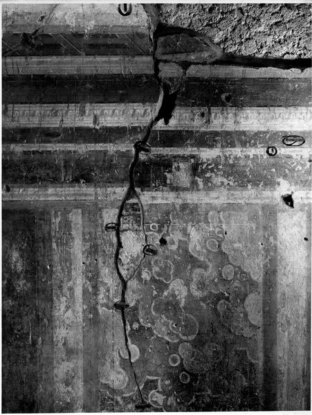 001797 - monumento - Casa dei Grifi, piano inferiore, vano B, parete ovest: particolare della pittura parietale in secondo stile pompeiano ( fase I A di Beyen), prima dei lavori di restauro.
Riferimento bibliografico: Rizzo, Le pitture della casa dei Grifi 1936

Neg. serie Istituto Nazionale del Restauro