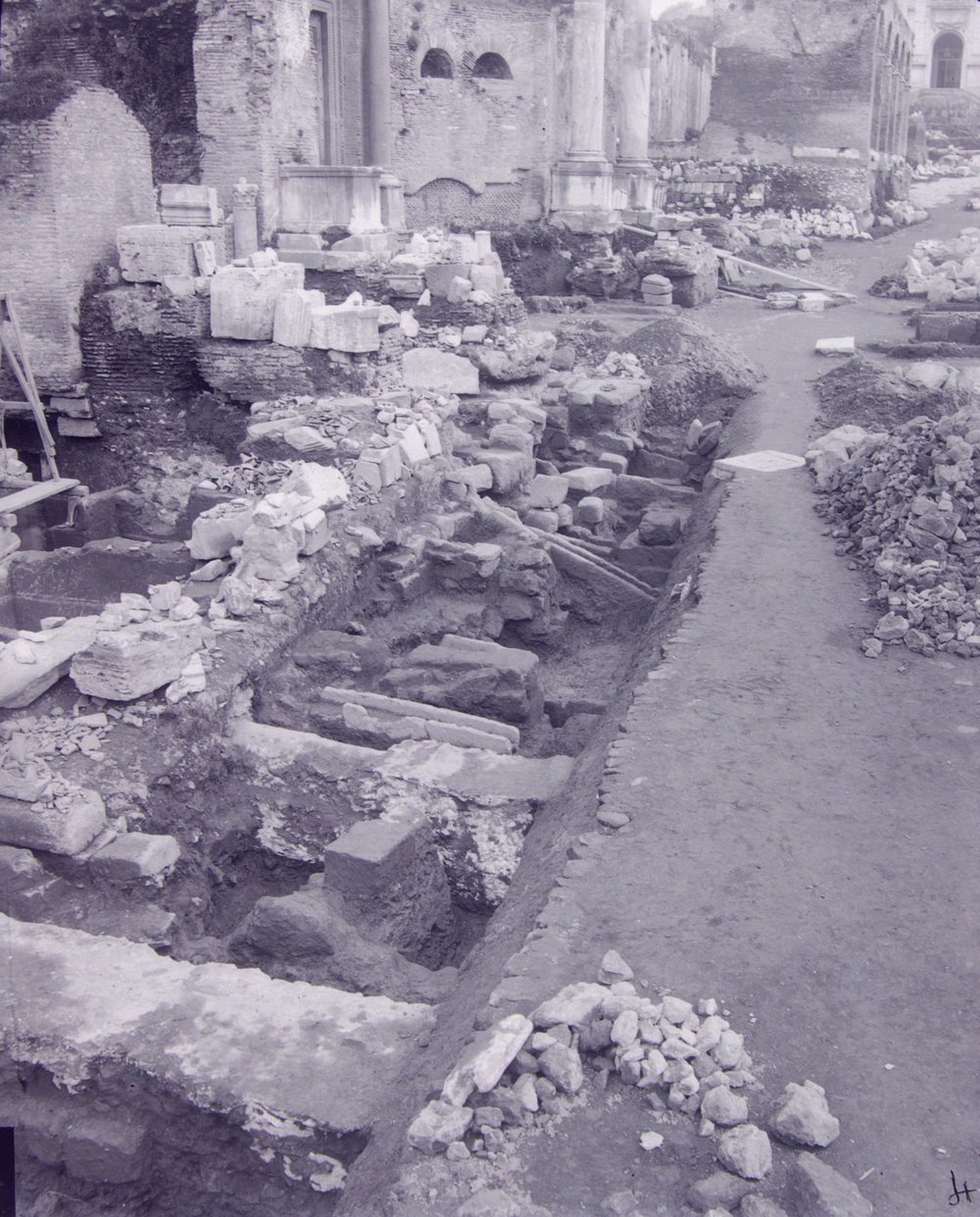 4_via sacra ante carceres.jpg