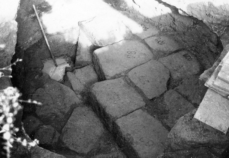 011543 - scavo archeologico - Basilica Emilia, cisterna repubblicana durante lo svuotamento, 1946. Neg. Leica nÂ° 2