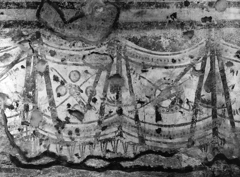 019264 - monumento - S. Maria Antiqua, cappella centrale, parete a destra dell'abside, panneggio decorativo; neg. serie E, n. 51379