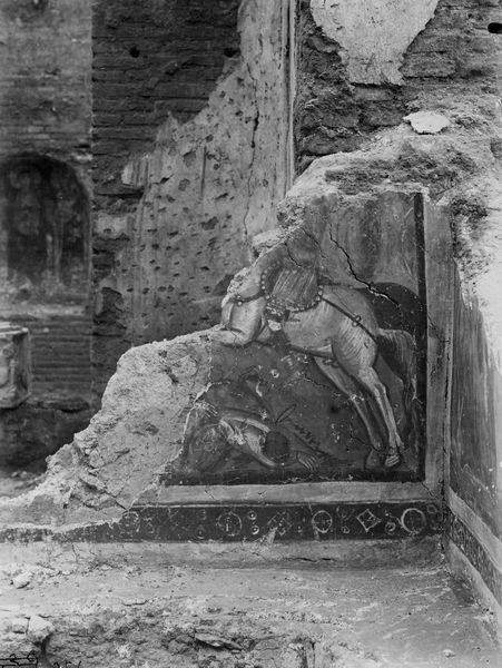 019347 - monumento - S. Maria Antiqua, navata centrale, pitture: balaustra longitudinale, parete interna, guerriero montante un cavallo bianco riccamente ornato; neg. serie F, n. 256