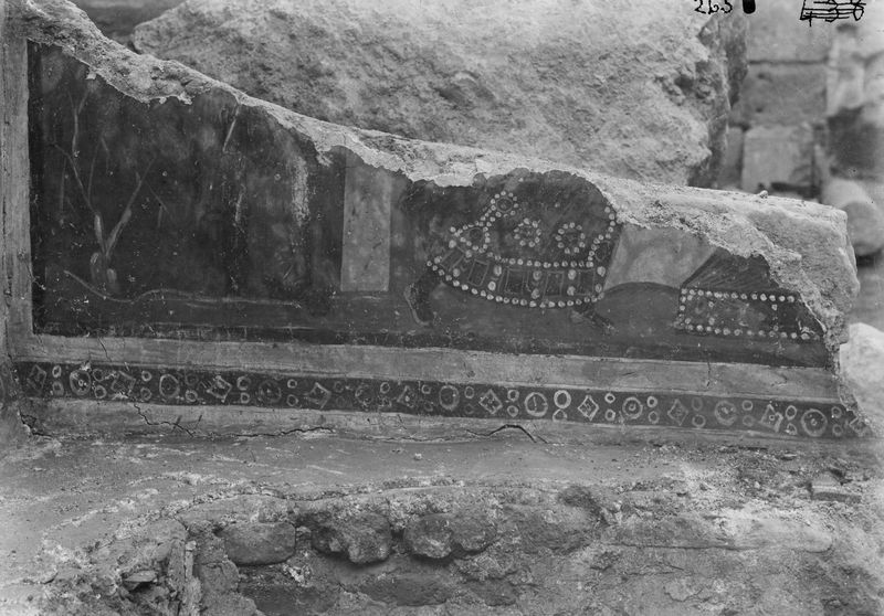 019348 - monumento - S. Maria Antiqua, navata centrale, pitture: balaustra trasversale a d. faccia posteriore, parte inferiore di un personaggio accorrente a d. verso un trono; neg. serie F, n. 265