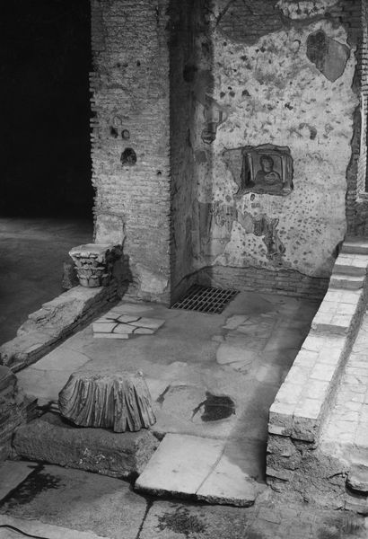 019349 - monumento - S. Maria Antiqua, navata centrale, pilastro a destra: nicchia con la Vergine e il Bambino; neg. serie E, n. 51343