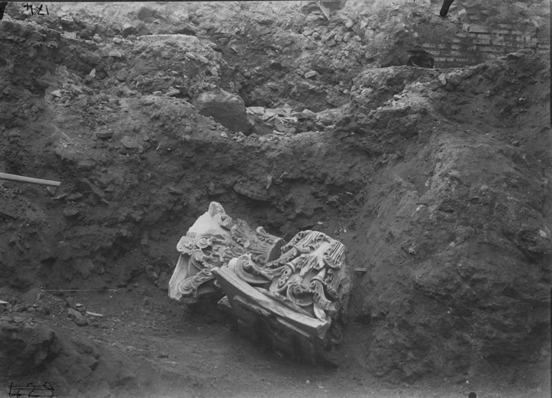 019277 - scavo archeologico - S. Maria Antiqua, capitello delle navate durante lo scavo; neg. serie F, n. 174