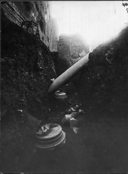 019278 - scavo archeologico - S. Maria Antiqua, navata centrale, scoprimento della colonna della navatella a cornu epistolae; neg. serie E, n. 94