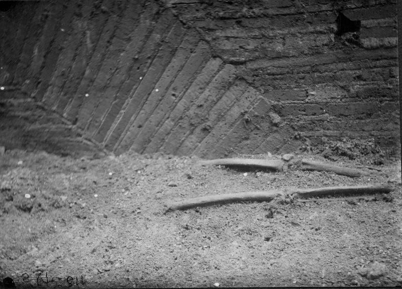 019281 - scavo archeologico - S. Maria Antiqua, durante gli scavi, parte di una piattabanda  e due ossa umane; neg. serie F, n. 110