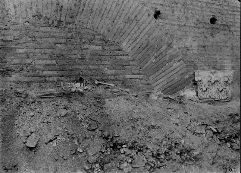 019282 - scavo archeologico - S. Maria Antiqua, durante gli scavi, un tratto di cortina con arco di scarico e poche ossa umane; neg. serie F, n. 96