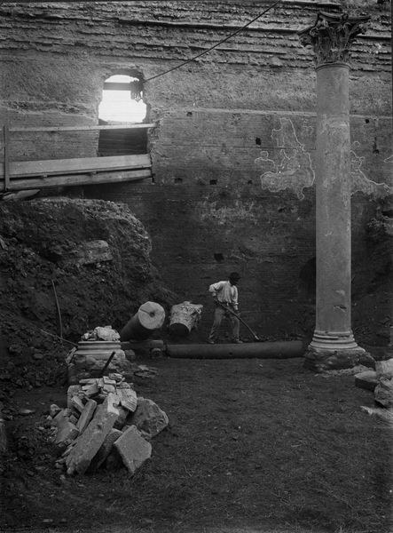 019285 - scavo archeologico - S. Maria Antiqua, una delle colonne della navata destra rialzata e frammenti di capitello di un'altra colonna; neg. serie E, n. 93