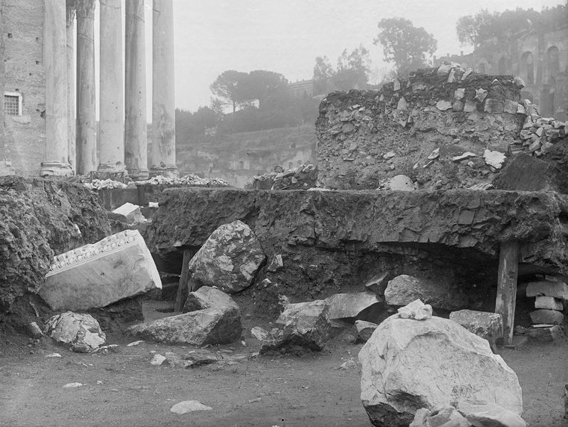 011170 - monumento - Basilica Emilia, crollo dell'estremitÃ  sud-est, verso il tempio di Antonino e Faustina. Neg. serie E nÂ° 475