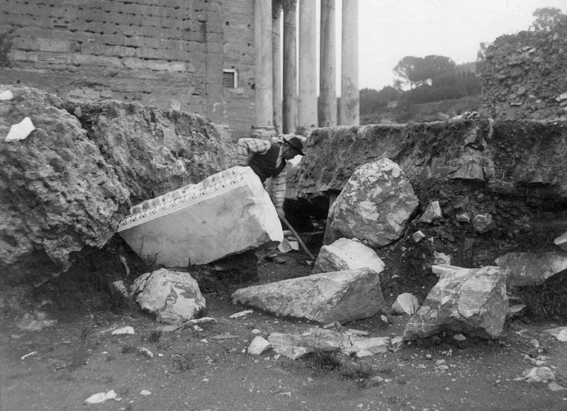 011171 - monumento - Basilica Emilia, crollo dell'estremitÃ  sud-est, verso il tempio di Antonino e Faustina. Neg. serie 9x12 nÂ° 59
