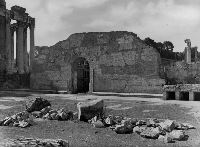 011235 - monumento - Basilica Emilia, muro caduto dopo il restauro, ingresso orientale versante Tempio di Antonino e Faustina. Neg. serie F nÂ° 1274