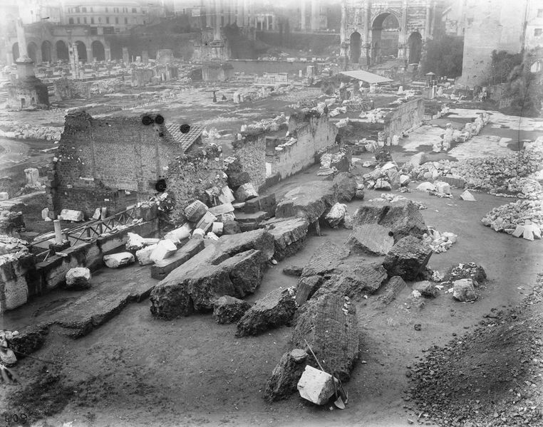 011172 - monumento - Basilica Emilia, crollo del muro in opera laterizia e dell'arco d'ingresso all'aula. Neg. serie C nÂ° 409