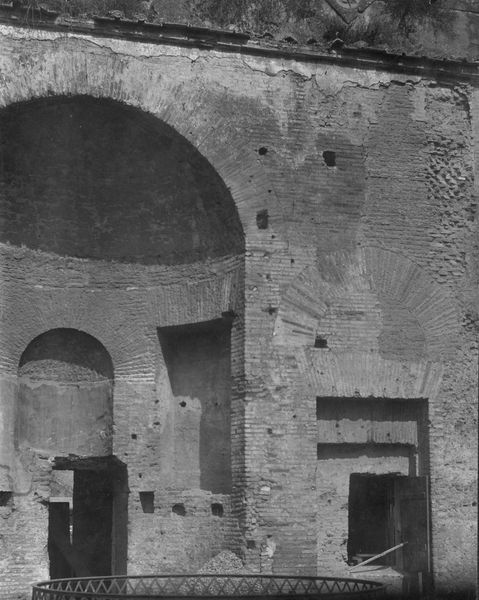 003198 - monumento - Palatino, Domus Augustana, corpo centrale, ala verso lo scalone, particolare dell'ambiente absidato con pitture medievali; neg. serie E, n. 638