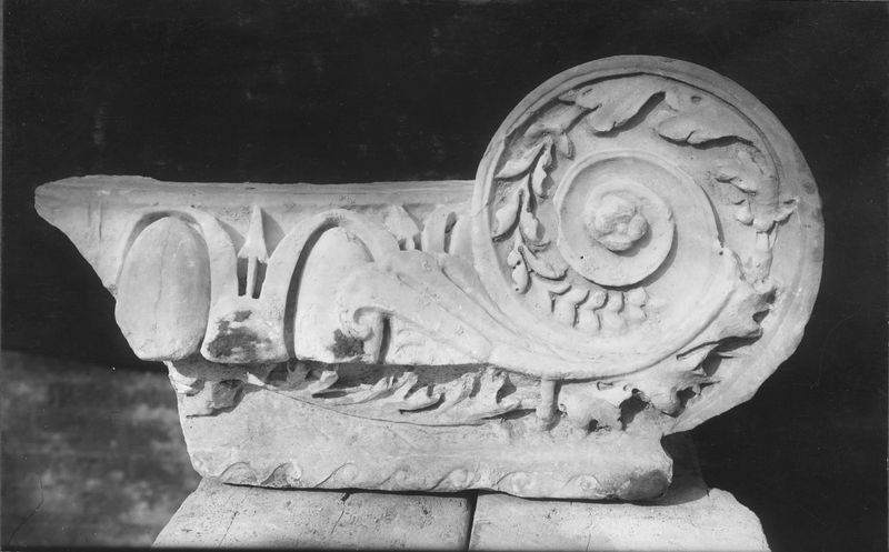 003337 - reperto - Palatino, Domus Augustana, capitello dal peristilio inferiore,  (gennaio 1938); neg. serie E, n. 858