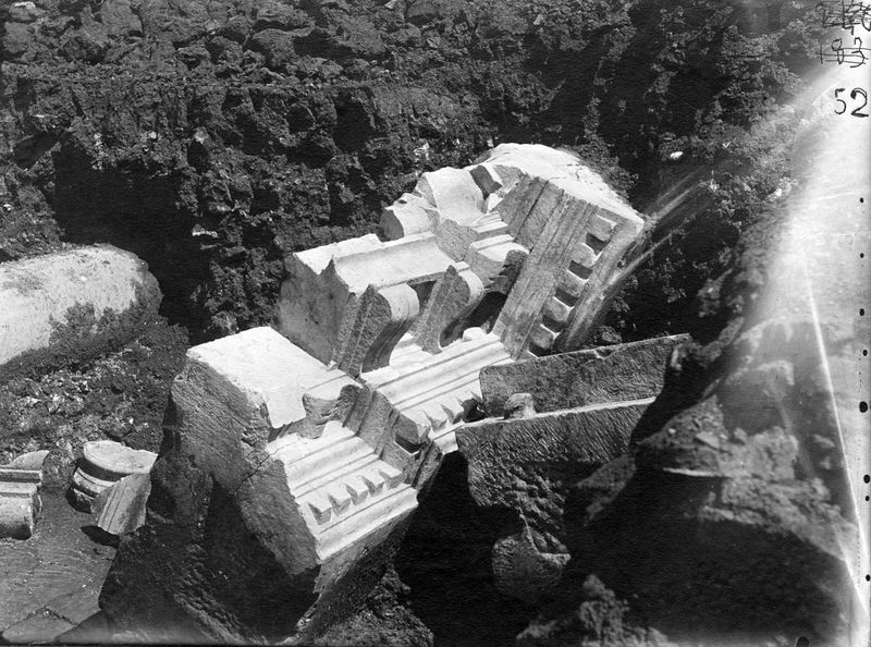 011294 - reperto - Basilica Emilia, Frammenti architettonici marmorei vari.  Neg. Serie F nÂ° 51