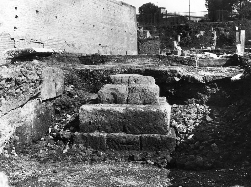 011549 - scavo archeologico - Basilica Emilia, interno, base di colonna della basilica repubblicana. Neg. Serie E nÂ°1188