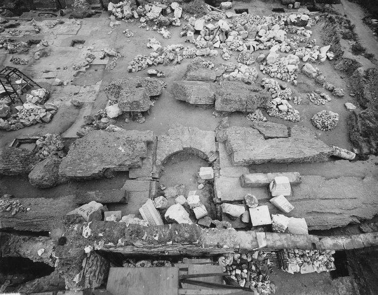 011173 - monumento - Basilica Emilia, ingresso orientale dell'aula, dopo il crollo. Neg. serie C nÂ° 545