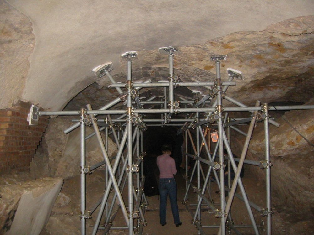 PS9 0232- 3BraccOvestCriptopConStruttSostegVolte2004.jpg