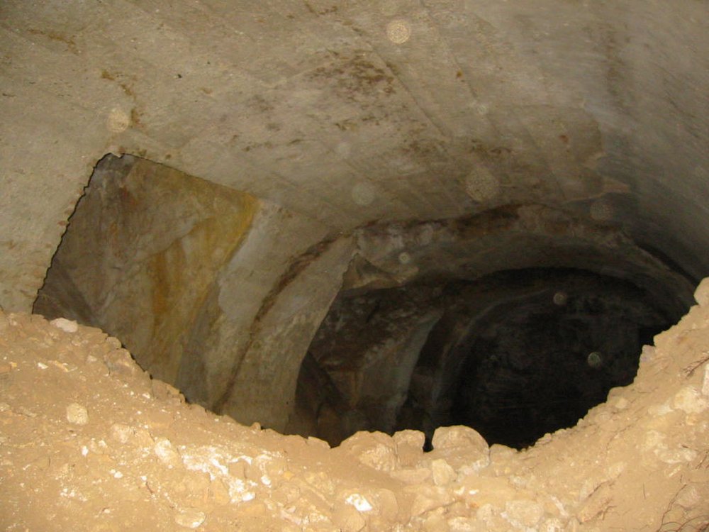 PS9 0234Braccio Sud criptoporticoInvasCumoliTerra2004.jpg